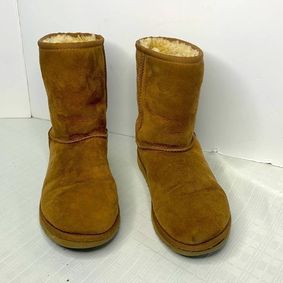 Ugg CLASSIC SHORT boots - Picture 1 of 9